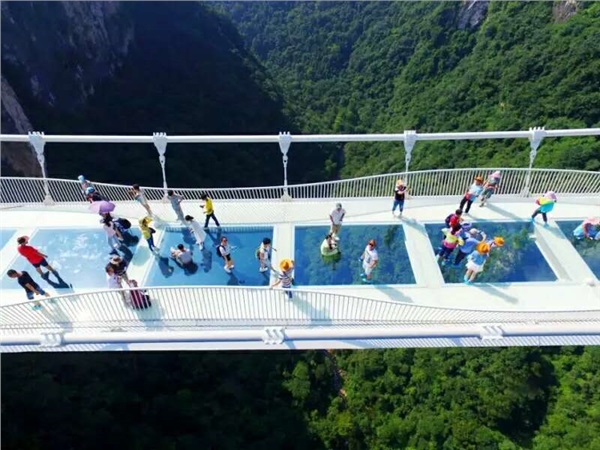 C玻璃橋、天門仙山、夯吾苗寨、鳳凰古城“神秘湘西之旅” 品質(zhì)純玩2晚3日游