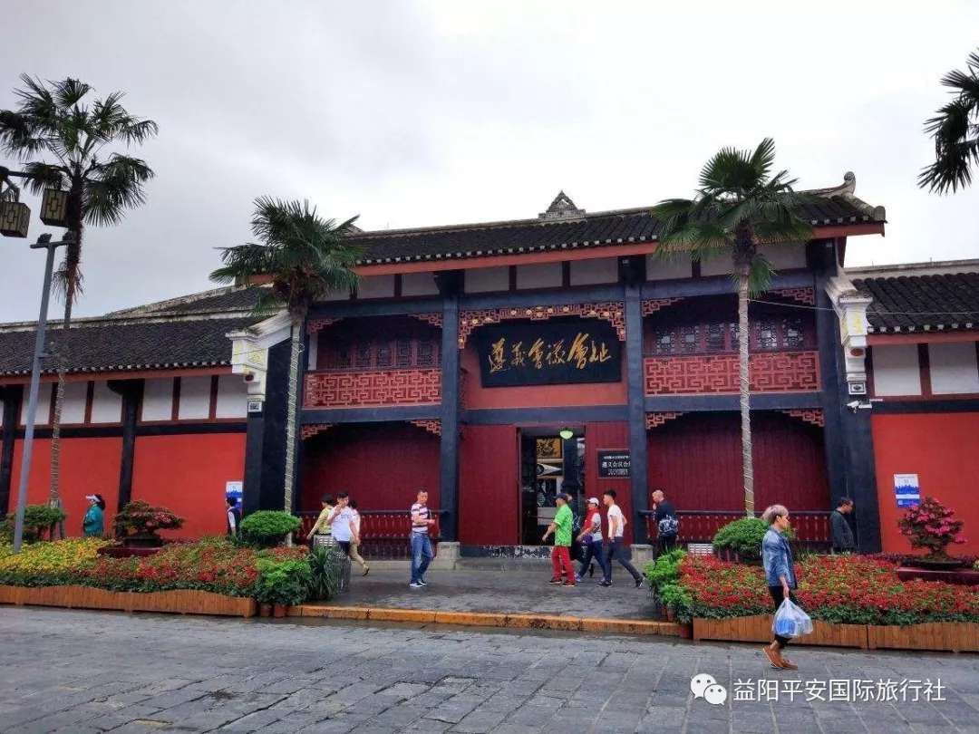 貴州黃果樹大瀑布、梵凈山、西江千戶苗寨、荔波大小七孔、鎮(zhèn)遠(yuǎn)古城遵義會(huì)議會(huì)址、息烽集中營(yíng)汽車七日游