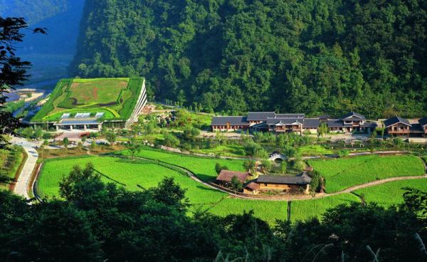 　　D4線：黃龍洞、袁家界、天子山、金鞭溪、夯吾苗寨、鳳凰古城“養(yǎng)心潤肺”之旅品質純玩3晚4日游