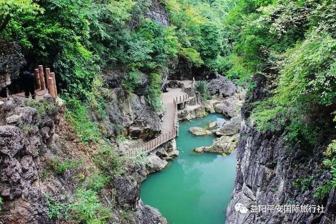 貴州黃果樹大瀑布、梵凈山、西江千戶苗寨、荔波大小七孔、鎮(zhèn)遠(yuǎn)古城遵義會(huì)議會(huì)址、息烽集中營(yíng)汽車七日游